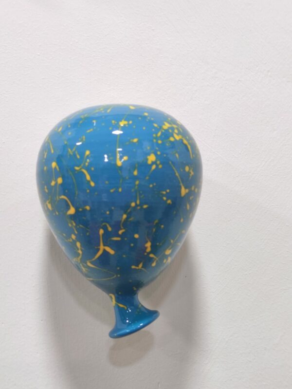 Palloncino da Parete in Ceramica Artigianale - Lavorazione a Mano - Circonferenza 25 cm - Altezza 11 cm - Azzurro Schizzato Giallo